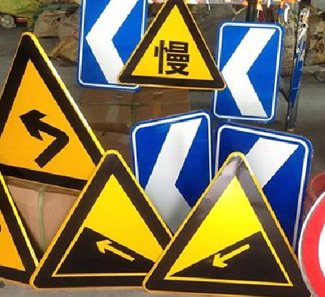  宁强标识标牌中颜色的确定是很重要的。